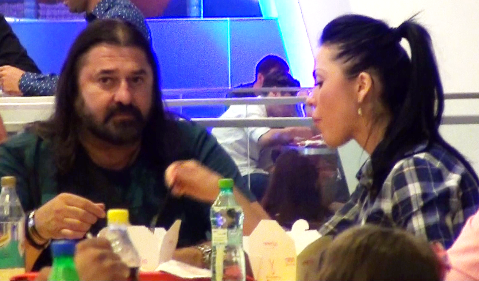 Cei doi au iesit sa manance la mall