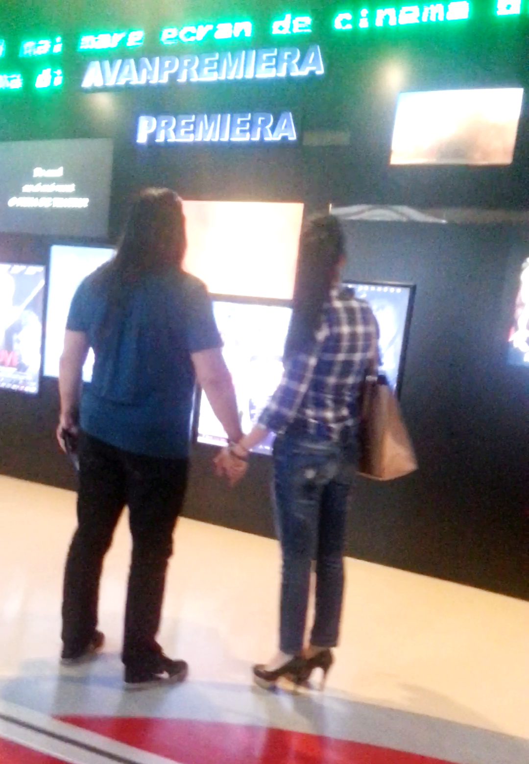 Solistul si-a tinut iubita de mana tot timpul