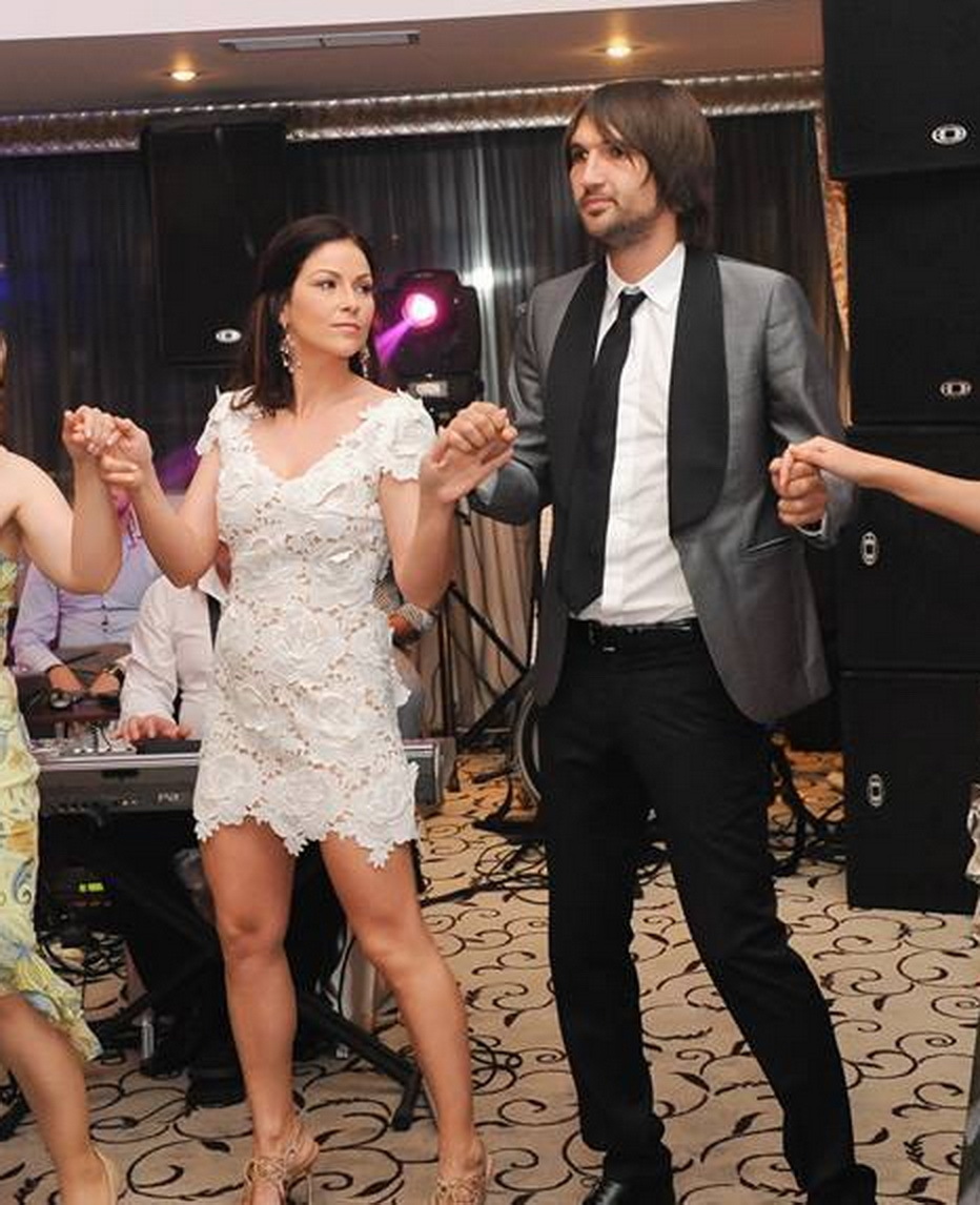 Cu toate că au divorţat, Izabela şi Dan Alexa s-au comportat la nuntă ca şi cum nu s-ar fi întâmplat nimic între ei