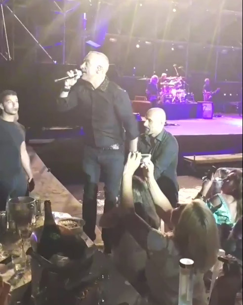 Eros Ramazzotti a cântat pe mese, în aplauzele spectatorilor