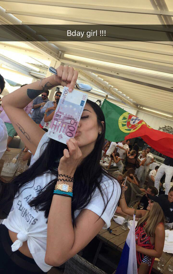 Flo şi-a serbat ziua de naştere într-unul din restaurantele exclusiviste din Saint-Tropez