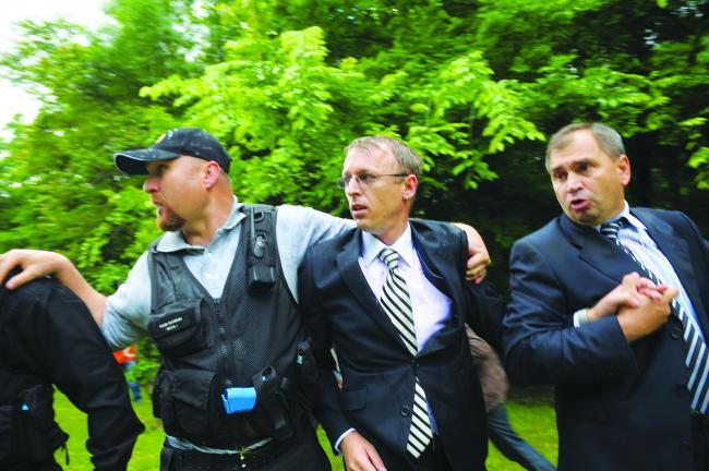 Oamenii de ordine l-au scos pe Marcel Hoară din mijlocul manifestanţilor furioşi, în mai 2010