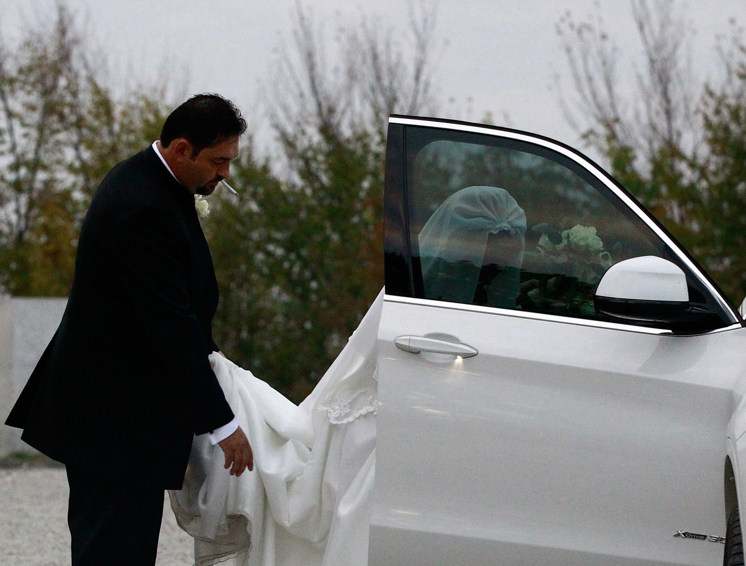 Primarul Slatinei, Emil Moţ, a avut personal grijă de trena miresei sale