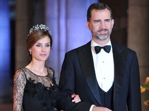 Prinţul Felipe de Bourbon si soţia sa Letizia  s-au cunoscut la un dineu în 2002, pe vremea când Letizia era doar o simplă prezentatoare de ştiri