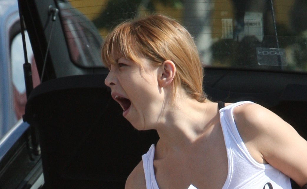 Elena Gheorghe s-a înscris şi ea în gaşca vedetelor ”căscate”