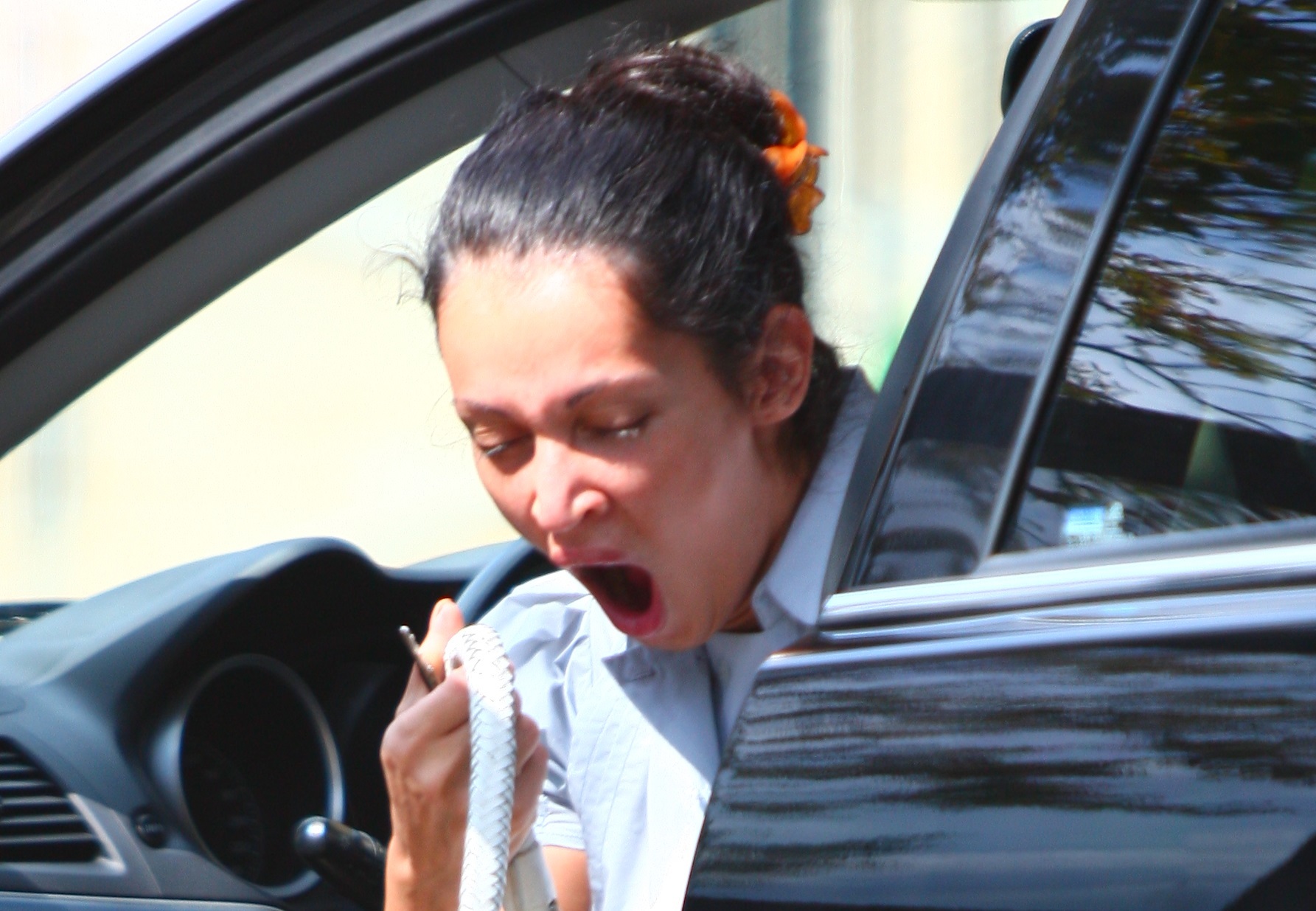 Când casă, apăi cască, nu glumă! Somnul i-a dat târcoale Nicoletei Luciu în plină zi