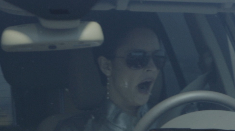 Andreea Marin a amânat somnul cu un căscat prelung la volan