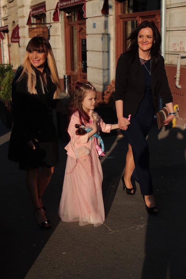 Andreea Antonescu şi fiica ei au ajuns la restaurantul unde are loc petrecerea de botez a fiicei Andreei Bălan