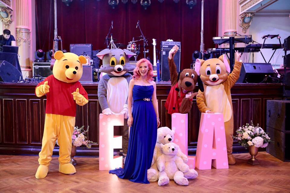 Andreea Bălan, imagine din incinta restaurantului în care are loc petrecerea de botez a fiicei ei