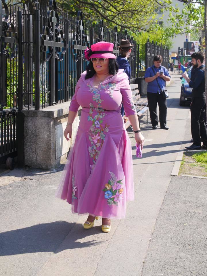 Ozana Barabancea a ales o ţinută multicoloră pentru botezul fiicei Andreei Bălan.