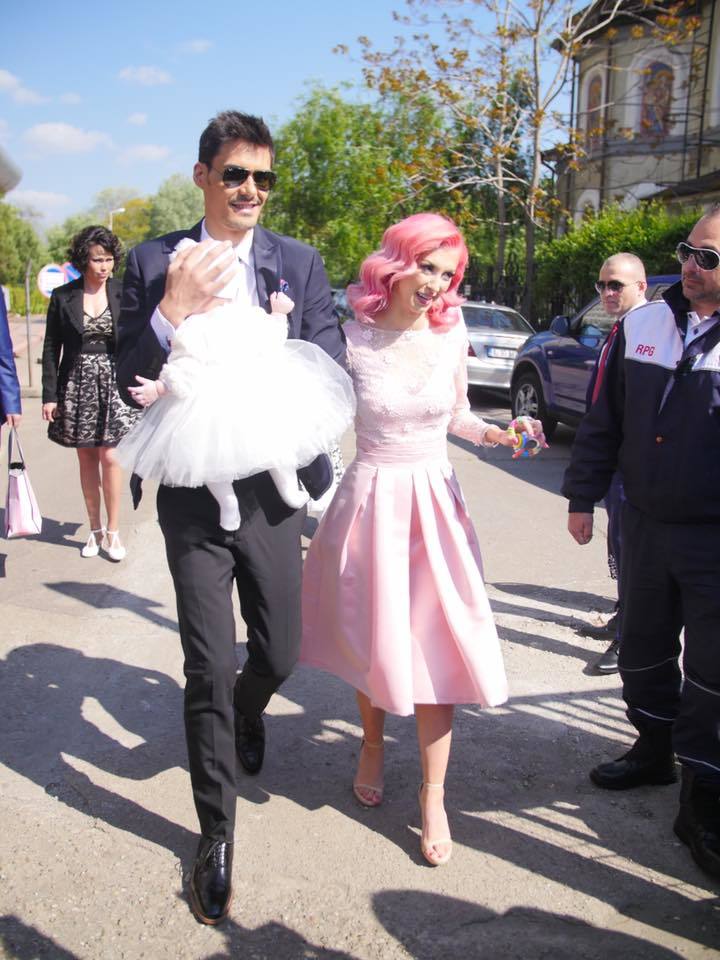 Andreea Bălan şi George Burcea şi-au făcut apariţia la biserică împreună cu micuţa Ella