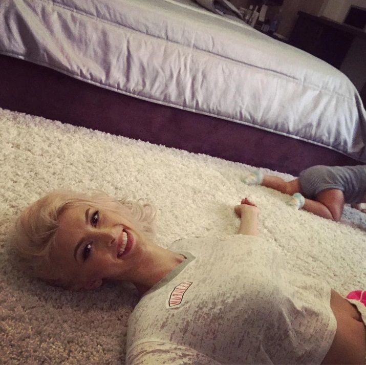 Fiica Andreei Bălan a început să meargă de-a buşilea