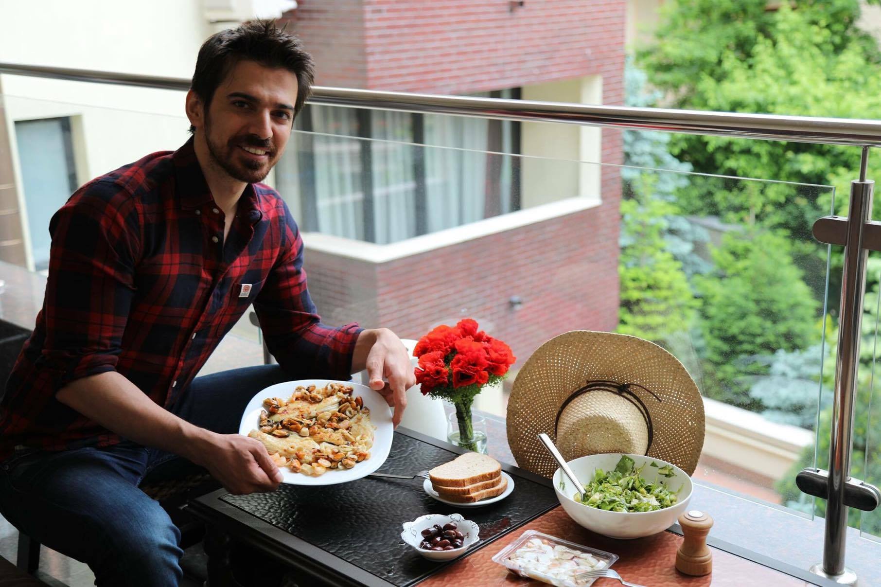 Tuncay s-a pozat cu o pălărie de damă la vedere