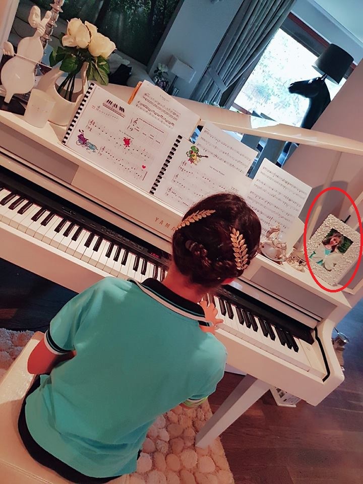 Andreea Marin a scăpat pe internet o poză cu Violeta în care apare cu faţa