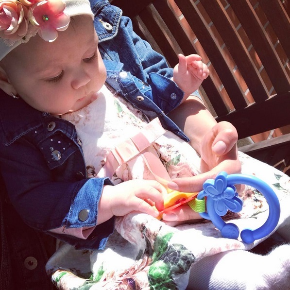 Bianca şi-a scos fetiţa la soare