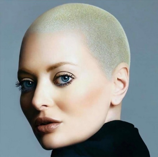 Delia şi-a şocat fanii în această dimineaţă.