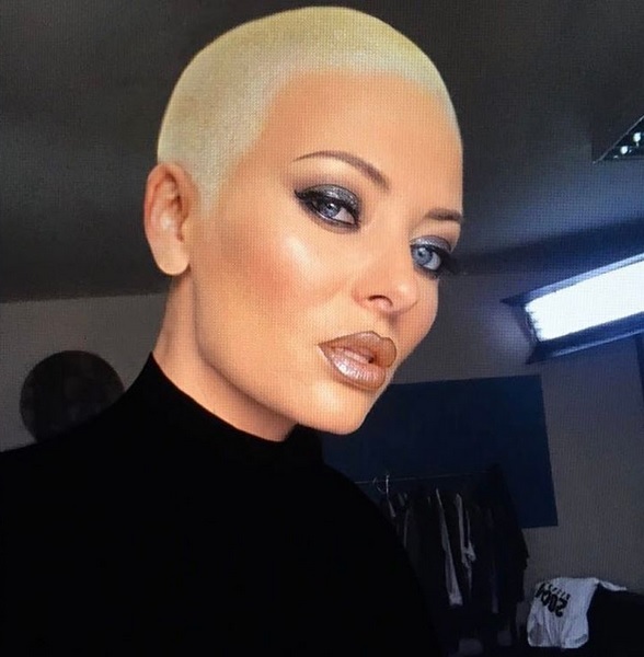 Fanii au crezut iniţial că este doar o glumă, aşa că Delia le-a arătat care este adevărul: chiar s-a tuns!