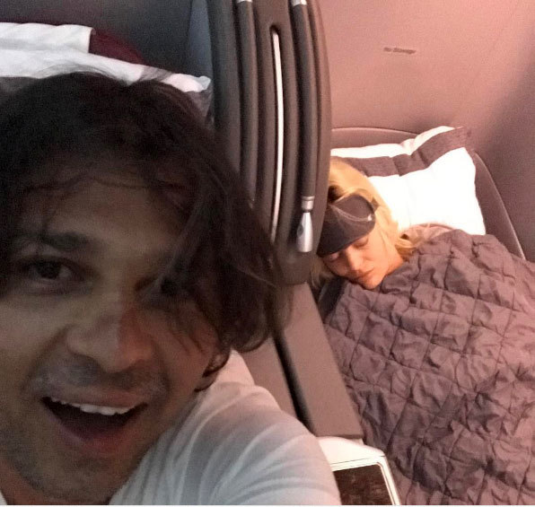 Răzvan a pozat-o pe Delia dormind