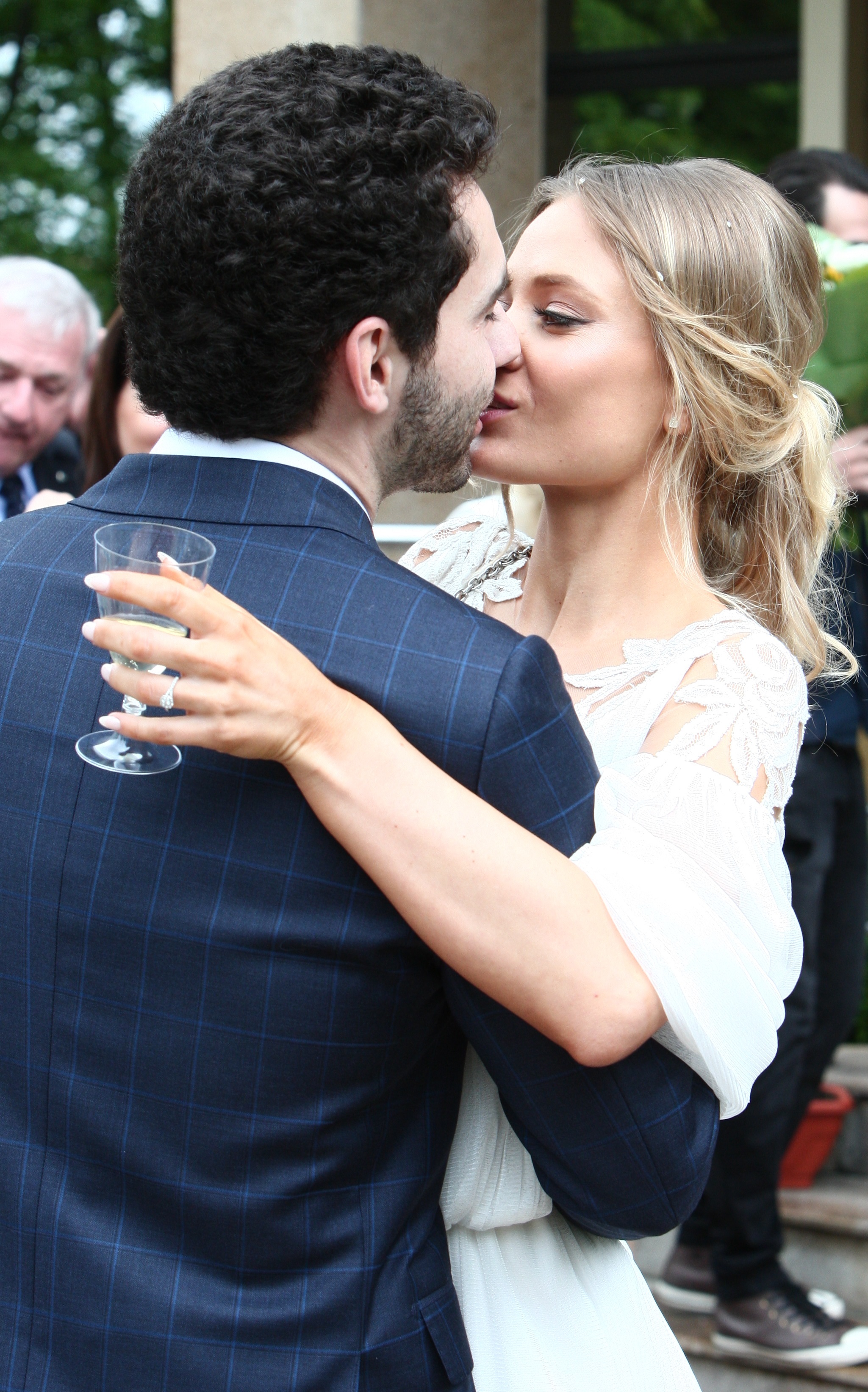 Oana, sora Deliei, o miresică elegantă şi senzuală