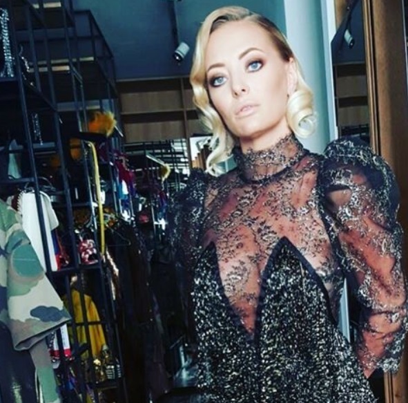 Delia a îmbrăcat la petrecerea de nuntă a surorii ei a optat pentru un look ”Great Gatsby”