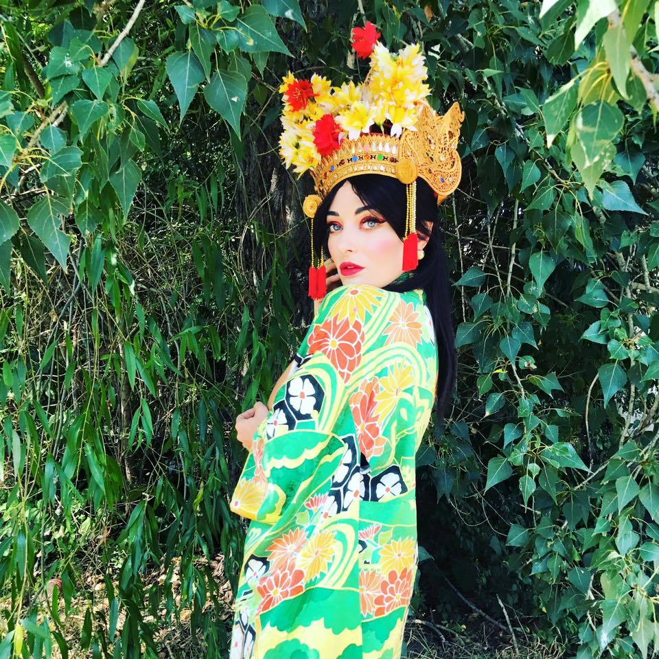 Pe Delia o prinde de minune noua nuanţă, chiar dacă este vorba doar despre o perucă!