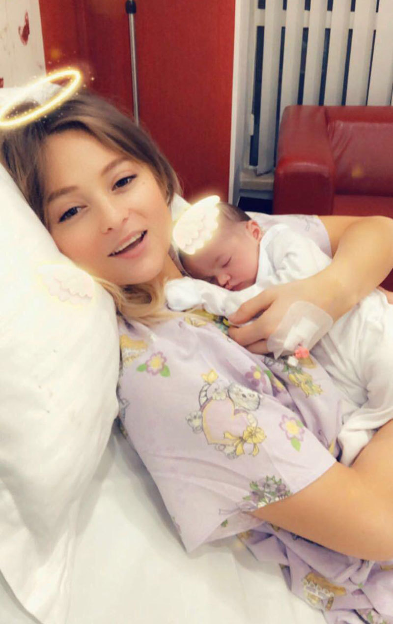 Oana Matache îşi ţine fiica în braţe