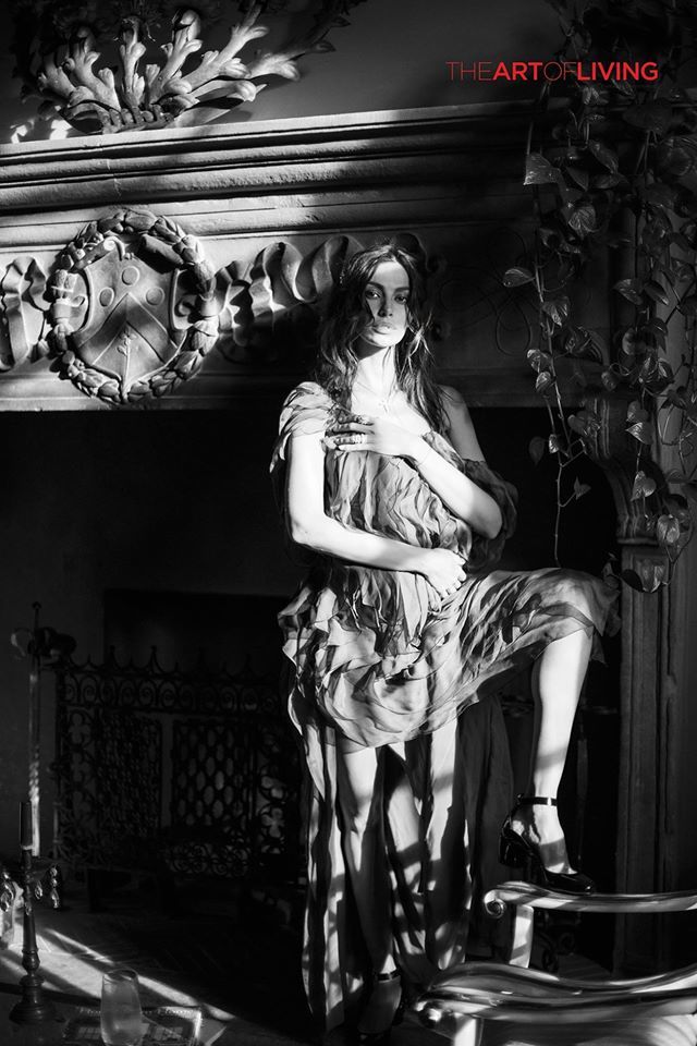 Mădălina Ghenea a pozat pentru o revistă glossy cu burtica la vedere.