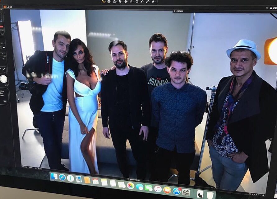 Mădălina Ghenea munceşte de zor şi cu câteva zile înainte de a naşte