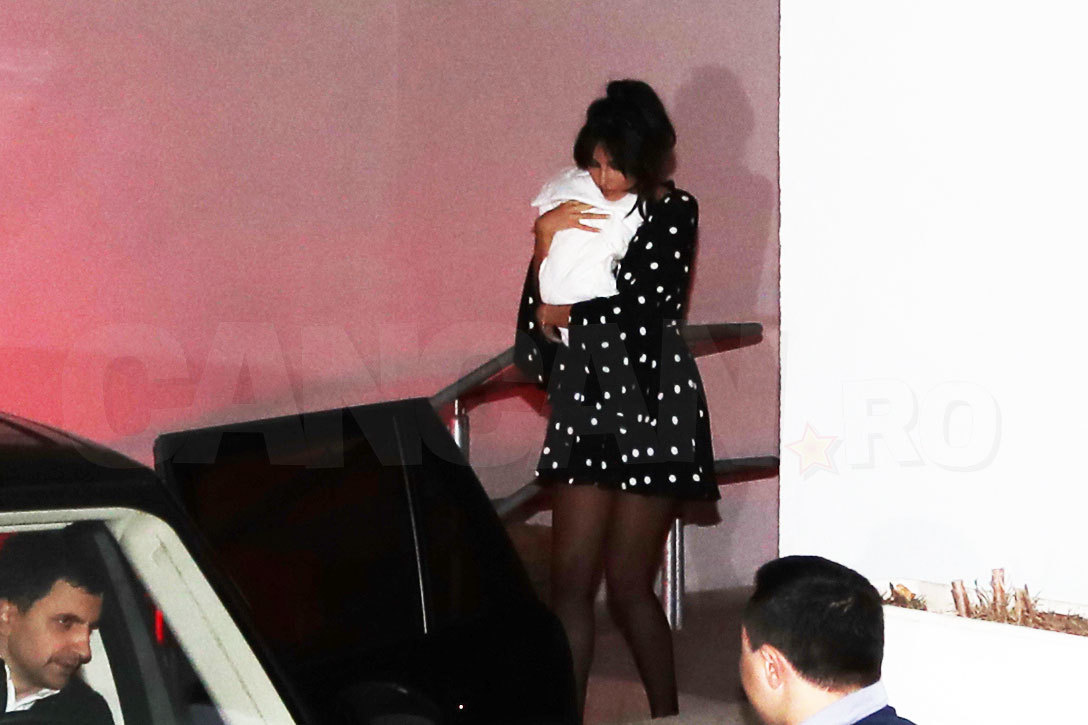 Mădălina işi ţine strâns bebeluşul în braţe