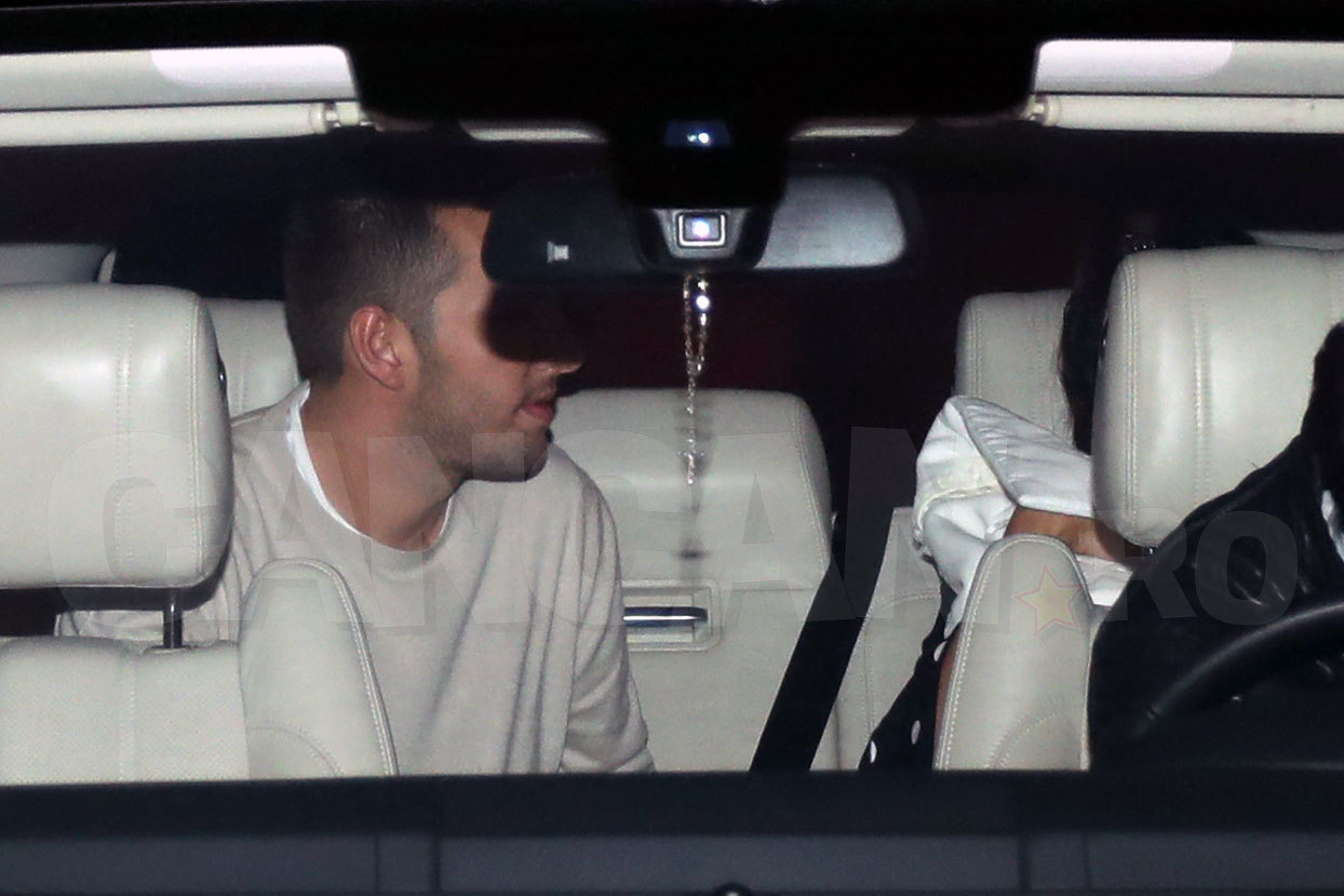 Matei nu-şi poate lua ochii de la fetiţa lui