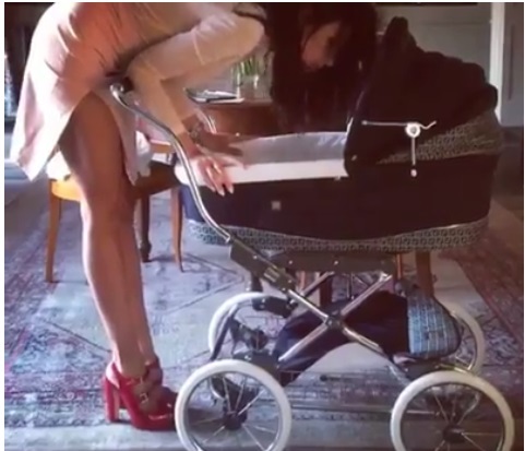 Madalina Ghenea s-a lăsat filmată în timp ce-şi răsfăţa fetiţa în cărucior