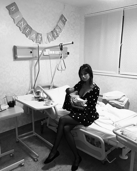 Mădălina Ghenea, împreună cu fetiţa ei înainte de a părăsi maternitatea