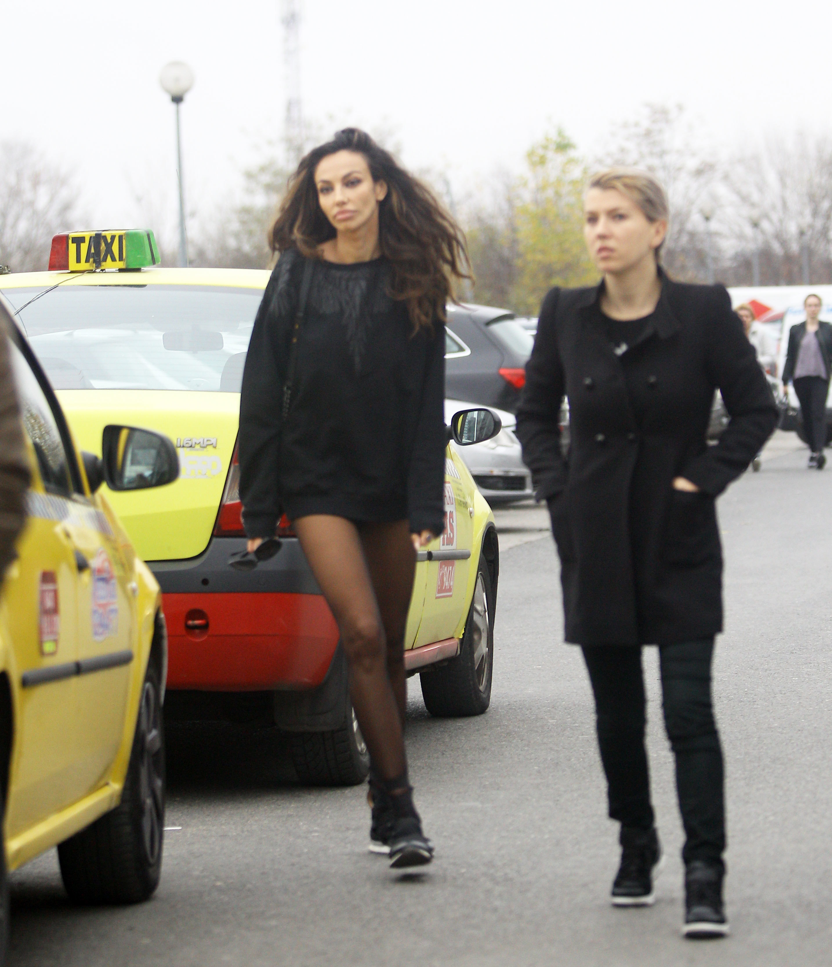 Mădălina a atras atenţia datorită pantalonaşilor extrem de scurţi