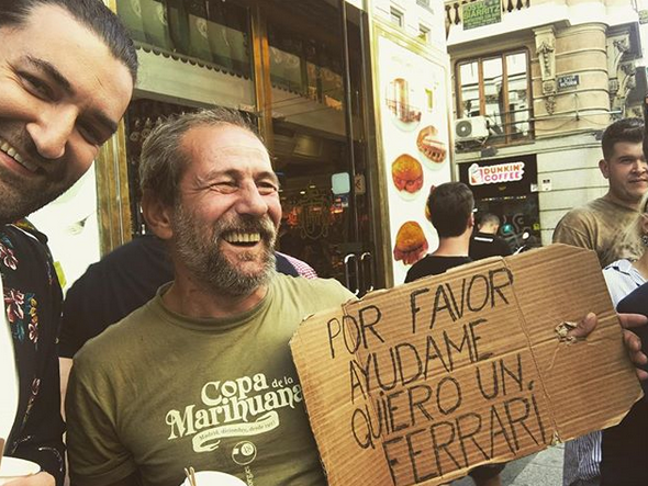 Smiley, amuzat de mesajul înscris de un cerşetor pe cartonul pe care-l ţinea în mână