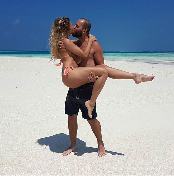 Lora si-a etalat formele la plajă