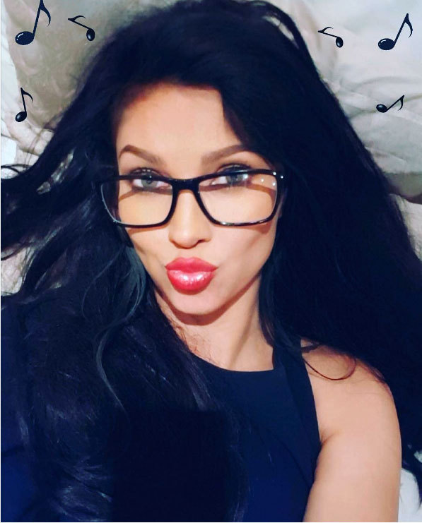 Lora a recurs la un look ”pitzi”