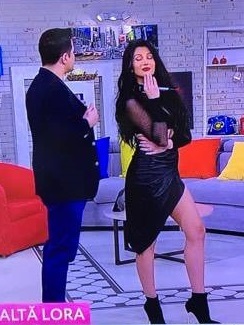 Lora a renunţat la blond pentru brunet