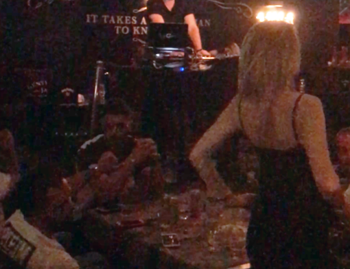 Vincenzo Castellano a petrecut o noapte cu prietenii la LOFT, netulburat de prezenţa insistentă a unei blonde