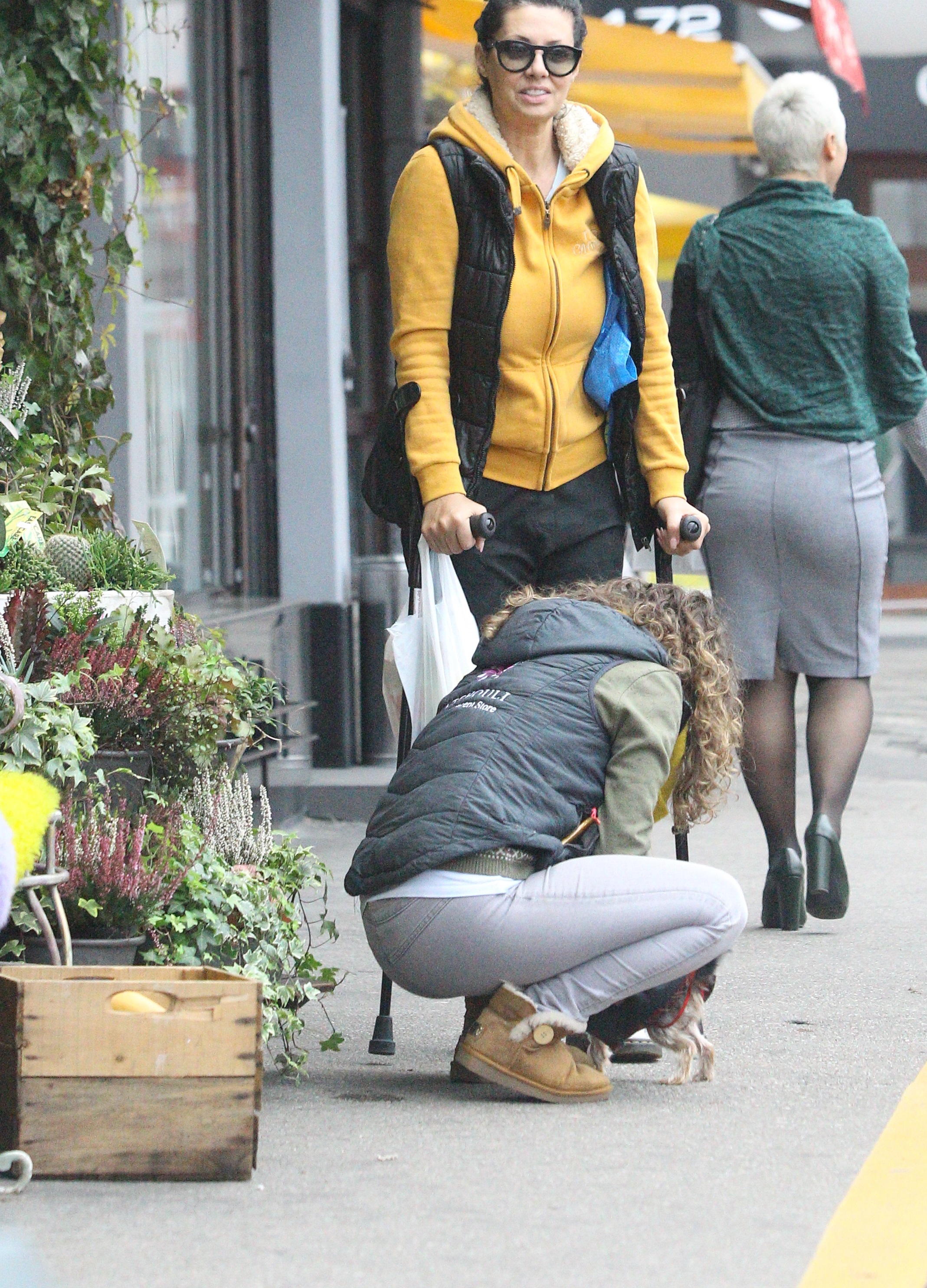 Denise Iacobescu, în cârje, alături de căţeluşa ei şi de o prietenă