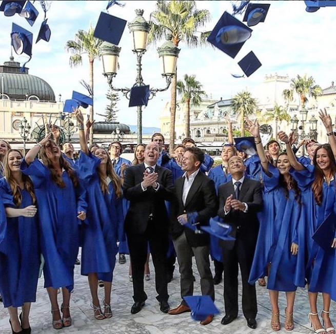 Felix a fost foarte încântat după ceremonia de absolvire a tinerelor studente.