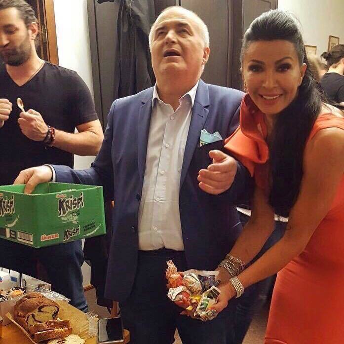 Mihaela Rădulescu le-a arătat fanilor ei cum a fost sărbătorit Florin Călinescu în culise, însă mesajul alăturat fotografiei a stârnit valuri de comentarii negative la adresa prezentatoarei TV!