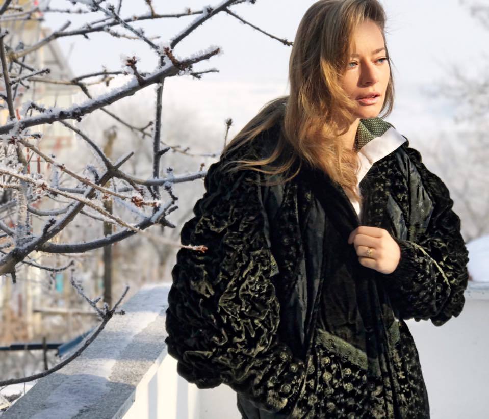 Laura Cosoi se îmbraca de la SH