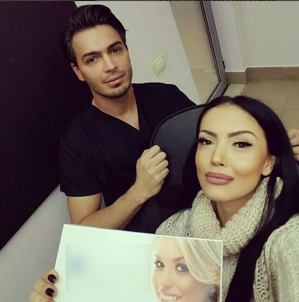 Fanii au fost cuceriţi de brunetă, dar şi de medicul din fotografie.