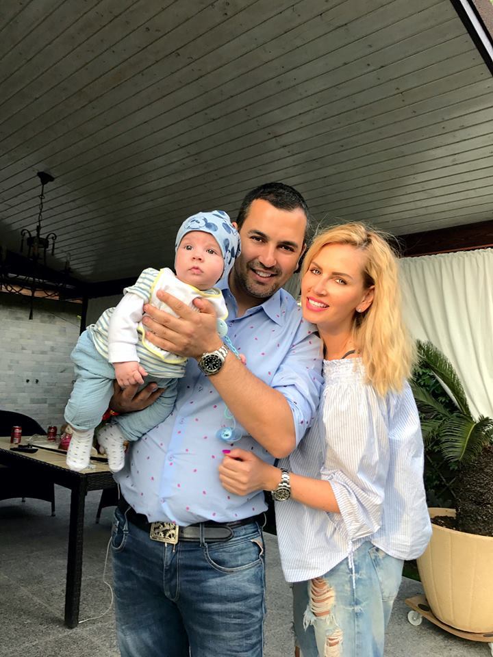 Andreea Bănică, împreună cu fiul şi soţul ei