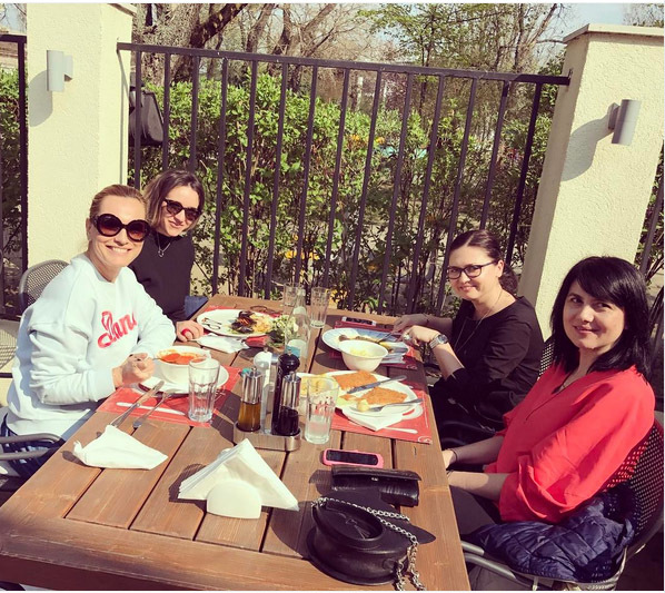 Andreea Esca a petrecut o după-amiază plăcută în compania prietenelor sale