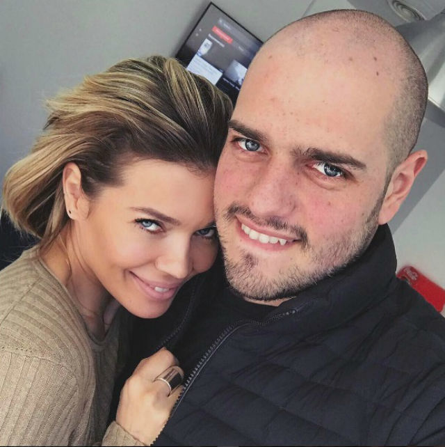 Gina Psitol zâmbeşte misterios în braţele lui Matei