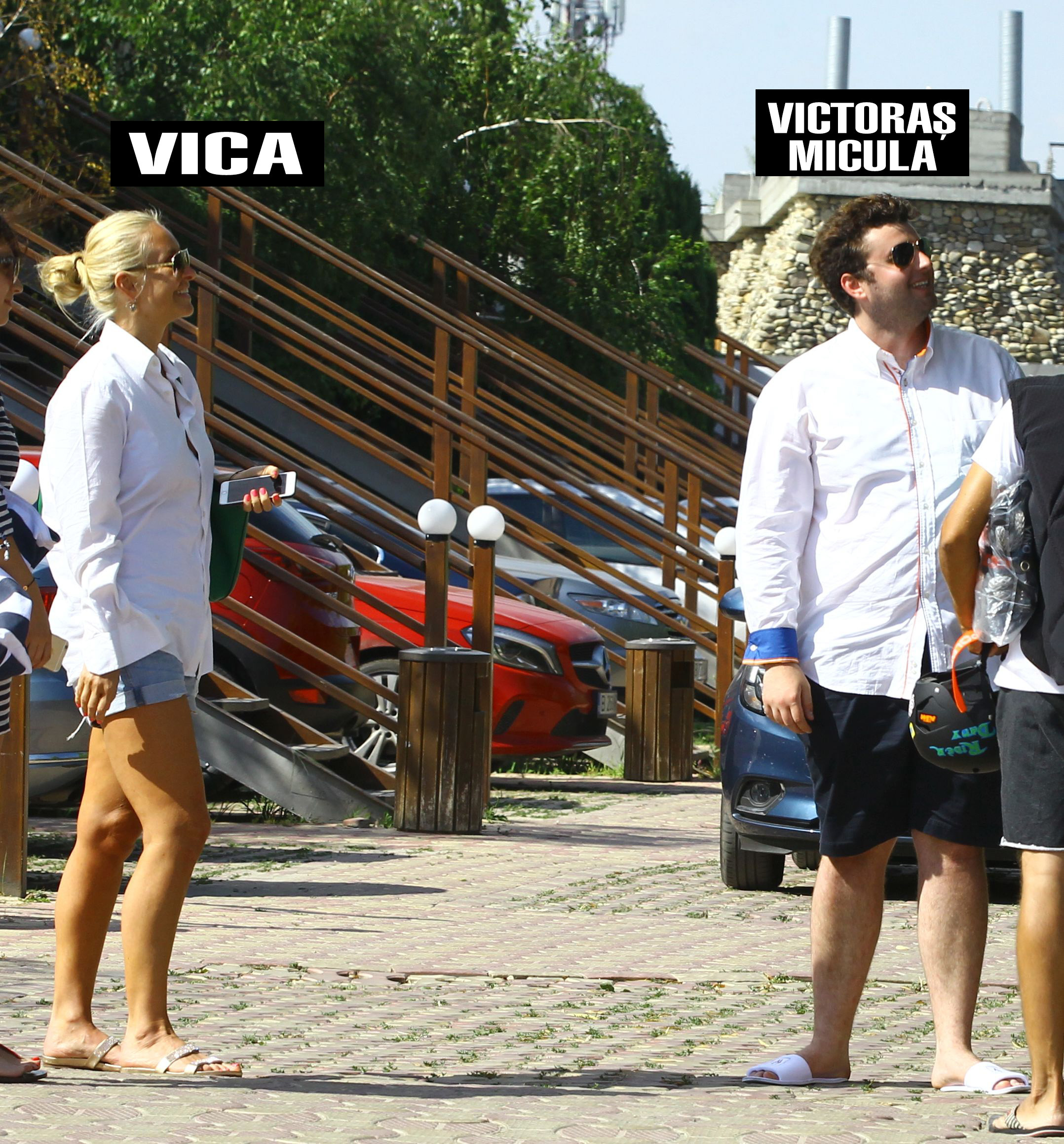 Victoraş şi Vica păreau să se înţeleagă de minune vara trecută, însă cei doi nu doar că au ajuns să se jignească reciproc în fel şi chip, ci se mai judecă şi prin instanţă, fiindcă Vica doreşte jumătate de milion de euro de la puştiul milionar, pentru acuzele aduse.