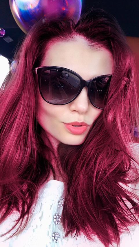 Monica Gabor şi-a vopsit părul roz