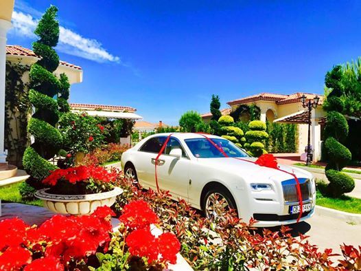 Milionarul bulgar Chavdar Alexandrov, fostul Ramonei Gabor, i-a dăruit actualei iubite o limuzină