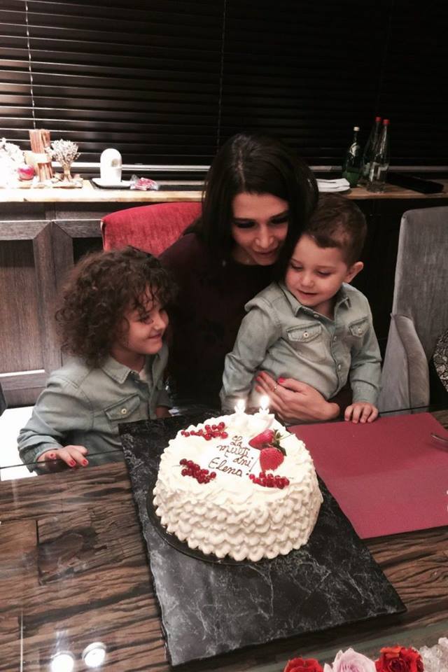 Elena Băsescu a tăiat tortul împreună cu copiii ei